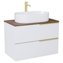 HD Carona Matt White 60 komplett fürdőszoba bútor fali mosdószekrénnyel, szálcsiszolt arany fogantyúkkal, tölgyfa színű mosdópulttal és tükörrel