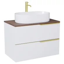 HD Carona Matt White 60 komplett fürdőszoba bútor szett fali mosdószekrénnyel, szálcsiszolt arany fogantyúkkal, tölgyfa színű mosdópulttal, tükörrel és magasszekrénnyel