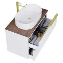 HD Carona Matt White 60 komplett fürdőszoba bútor szett fali mosdószekrénnyel, szálcsiszolt arany fogantyúkkal, tölgyfa színű mosdópulttal, tükörrel és magasszekrénnyel