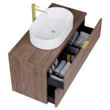 HD Salerno Oak 100 komplett fürdőszoba bútor szett fali mosdószekrénnyel, szálcsiszolt arany fogantyúval, tölgyfa színű mosdópulttal, tükörrel és magasszekrénnyel