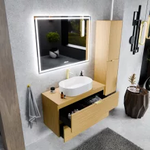 HD Salerno Hickory 100 komplett fürdőszoba bútor fali mosdószekrénnyel, szálcsiszolt arany fogantyúkkal, hikoridió színű mosdópulttal és tükörrel