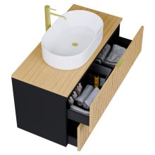 HD Palma Black 100 komplett fürdőszoba bútor szett fali mosdószekrénnyel, hikoridió színű mosdópulttal, szálcsiszolt arany fogantyúkkal, tükörrel és magasszekrénnyel