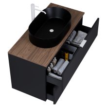 HD Salerno Matt Black 100 komplett fürdőszoba bútor szett fali mosdószekrénnyel, matt fehér fogantyúval, tölgyfa színű mosdópulttal, tükörrel és magasszekrénnyel