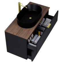 HD Salerno Matt Black 100 komplett fürdőszoba bútor szett fali mosdószekrénnyel, szálcsiszolt arany fogantyúval, tölgyfa színű mosdópulttal, tükörrel és magasszekrénnyel