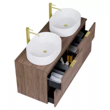 HD Salerno Oak 120 komplett fürdőszoba bútor szett fali mosdószekrénnyel, szálcsiszolt arany fogantyúval, tölgyfa színű mosdópulttal, tükörrel és magasszekrénnyel