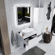 HD Carona Lacquer White 60 komplett fürdőszoba bútor fali mosdószekrénnyel, fényes króm fogantyúkkal, fényes fehér mosdópulttal és tükörrel