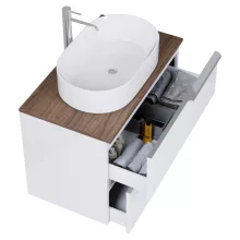 HD Carona Lacquer White 60 komplett fürdőszoba bútor fali mosdószekrénnyel, fényes króm fogantyúkkal, tölgyfa színű mosdópulttal és tükörrel