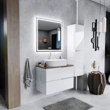 HD Carona Lacquer White 60 komplett fürdőszoba bútor fali mosdószekrénnyel, szálcsiszolt króm fogantyúkkal, tölgyfa színű mosdópulttal és tükörrel