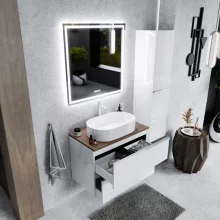 HD Carona Lacquer White 60 komplett fürdőszoba bútor fali mosdószekrénnyel, szálcsiszolt króm fogantyúkkal, tölgyfa színű mosdópulttal és tükörrel