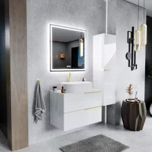 HD Carona Lacquer White 60 komplett fürdőszoba bútor fali mosdószekrénnyel, szálcsiszolt arany fogantyúkkal, fényes fehér mosdópulttal és tükörrel