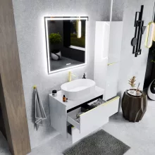 HD Carona Lacquer White 60 komplett fürdőszoba bútor fali mosdószekrénnyel, szálcsiszolt arany fogantyúkkal, fényes fehér mosdópulttal és tükörrel
