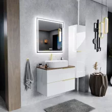 HD Carona Lacquer White 60 komplett fürdőszoba bútor fali mosdószekrénnyel, szálcsiszolt arany fogantyúkkal, tölgyfa színű mosdópulttal és tükörrel