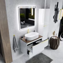 HD Carona Lacquer White 60 komplett fürdőszoba bútor fali mosdószekrénnyel, szálcsiszolt arany fogantyúkkal, tölgyfa színű mosdópulttal és tükörrel