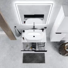 HD Carona Lacquer White 60/80 komplett fürdőszoba bútor szett fali mosdószekrénnyel, matt fekete fogantyúkkal, fényes fehér mosdópulttal, tükörrel és magasszekrénnyel