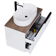 HD Carona Lacquer White 60 komplett fürdőszoba bútor fali mosdószekrénnyel, matt fekete fogantyúkkal, tölgyfa színű mosdópulttal és tükörrel