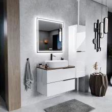HD Carona Lacquer White 60 komplett fürdőszoba bútor fali mosdószekrénnyel, matt fekete fogantyúkkal, tölgyfa színű mosdópulttal és tükörrel
