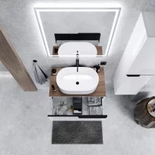 HD Carona Lacquer White 60 komplett fürdőszoba bútor fali mosdószekrénnyel, matt fekete fogantyúkkal, tölgyfa színű mosdópulttal és tükörrel