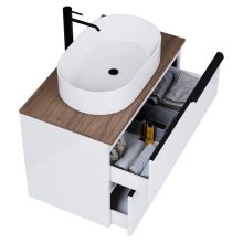 HD Carona Lacquer White 60 komplett fürdőszoba bútor szett fali mosdószekrénnyel, matt fekete fogantyúkkal, tölgyfa színű mosdópulttal, tükörrel és magasszekrénnyel