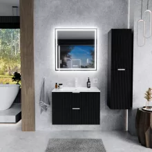 HD Ravello Matt Black 60 komplett fürdőszoba bútor szett fali mosdószekrénnyel, matt fehér fogantyúkkal, fényes fehér slim mosdóval, tükörrel és magasszekrénnyel