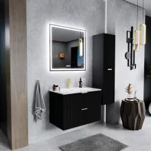 HD Ravello Matt Black 60 komplett fürdőszoba bútor szett fali mosdószekrénnyel, szálcsiszolt arany fogantyúkkal, fényes fehér slim mosdóval, tükörrel és magasszekrénnyel