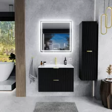 HD Ravello Matt Black 60 komplett fürdőszoba bútor szett fali mosdószekrénnyel, szálcsiszolt arany fogantyúkkal, fényes fehér slim mosdóval, tükörrel és magasszekrénnyel