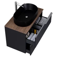 HD Carona Matt Black 60 komplett fürdőszoba bútor szett fali mosdószekrénnyel, szálcsiszolt króm fogantyúkkal, tölgyfa színű mosdópulttal, tükörrel és magasszekrénnyel