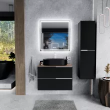 HD Carona Matt Black 60 komplett fürdőszoba bútor fali mosdószekrénnyel, matt fehér fogantyúkkal, tölgyfa színű mosdópulttal és tükörrel