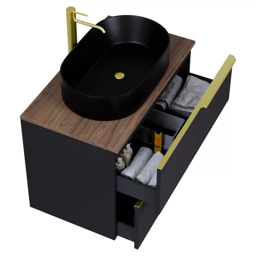 HD Carona Matt Black 60 komplett fürdőszoba bútor fali mosdószekrénnyel, szálcsiszolt arany fogantyúkkal, tölgyfa színű mosdópulttal és tükörrel