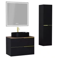 HD Carona Matt Black 60 komplett fürdőszoba bútor szett fali mosdószekrénnyel, szálcsiszolt arany fogantyúkkal, tölgyfa színű mosdópulttal, tükörrel és magasszekrénnyel