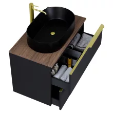 HD Carona Matt Black 60 komplett fürdőszoba bútor szett fali mosdószekrénnyel, szálcsiszolt arany fogantyúkkal, tölgyfa színű mosdópulttal, tükörrel és magasszekrénnyel