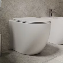 HD Lea Glossy White perem nélküli mély öblítésű íves álló WC slim "L" tetővel és fényes króm zsanérral