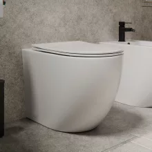 HD Lea Glossy White perem nélküli mély öblítésű íves álló WC slim "L" tetővel és matt fekete zsanérral