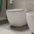   HD Lea Glossy White perem nélküli mély öblítésű íves álló WC slim "L" tetővel és matt fekete zsanérral