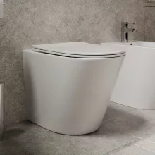HD Madrid Glossy White perem nélküli mély öblítésű íves álló WC slim "L" tetővel és fényes króm zsanérral
