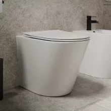 HD Madrid Glossy White perem nélküli mély öblítésű íves álló WC slim "L" tetővel és matt fekete zsanérral