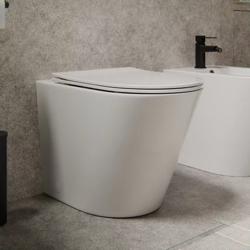 HD Madrid Glossy White perem nélküli mély öblítésű íves álló WC slim "L" tetővel és matt fekete zsanérral