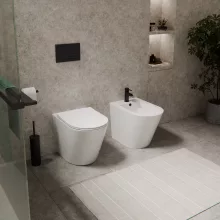 HD Madrid Glossy White perem nélküli mély öblítésű íves álló WC slim "L" tetővel és matt fekete zsanérral