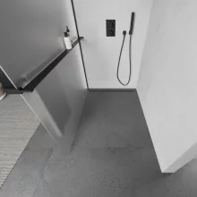 HD Arlo+ "L" Matt Black Walk-In zuhanyfal 8 mm vastag vízlepergető biztonsági matt üveggel, 200 cm magas, fekete profillal és "L" stabilizátorral