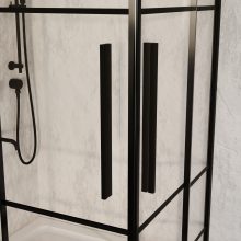 HD Dior+ Black aszimmetrikus szögletes két tolóajtós zuhanykabin fehér slim zuhanytálcával és fekete szifonnal, fekete elemekkel, 190 cm magas