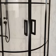 HD Dior Black 80x80 íves két tolóajtós zuhanykabin fehér magas zuhanytálcával és fekete szifonnal, fekete elemekkel, 190 cm magas