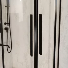 HD Elio+ Black 90x90 íves két tolóajtós zuhanykabin fehér magas zuhanytálcával és fekete szifonnal, fekete elemekkel, 190 cm magas
