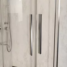 HD Elio+ 80x80 íves két tolóajtós zuhanykabin fekete slim zuhanytálcával és króm szifonnal, krómozott elemekkel, 190 cm magas