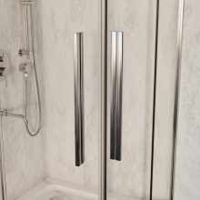 HD Elio+ 90x100 szögletes két tolóajtós zuhanykabin fehér slim zuhanytálcával és króm szifonnal, krómozott elemekkel, 190 cm magas