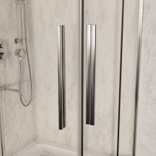 HD Elio+ 80x80 szögletes két tolóajtós zuhanykabin fehér magas zuhanytálcával és króm szifonnal, krómozott elemekkel, 190 cm magas