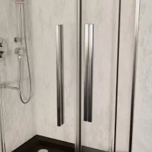 HD Elio+ 80x80 szögletes két tolóajtós zuhanykabin fekete slim zuhanytálcával és króm szifonnal, krómozott elemekkel, 190 cm magas