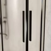 HD Moment+ 90x90 íves két tolóajtós matt zuhanykabin fehér slim zuhanytálcával és fekete szifonnal, fekete színű elemekkel, 190 cm magas