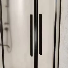 HD Moment+ 90x90 íves két tolóajtós matt zuhanykabin fehér magas zuhanytálcával és fekete szifonnal, fekete színű elemekkel, 190 cm magas