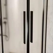 HD Moment+ 90x90 íves két tolóajtós matt zuhanykabin fekete slim zuhanytálcával és fekete szifonnal, fekete színű elemekkel, 190 cm magas