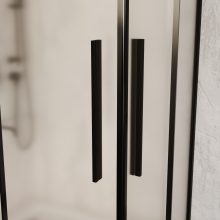 HD Moment+ aszimmetrikus szögletes két tolóajtós matt zuhanykabin fehér slim zuhanytálcával és fekete szifonnal, fekete színű elemekkel, 190 cm magas