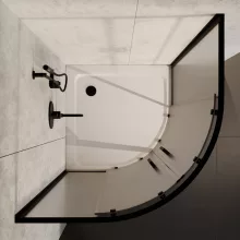 HD Moment 90x90 íves két tolóajtós matt zuhanykabin fehér slim zuhanytálcával és fekete szifonnal, fekete színű elemekkel, 190 cm magas